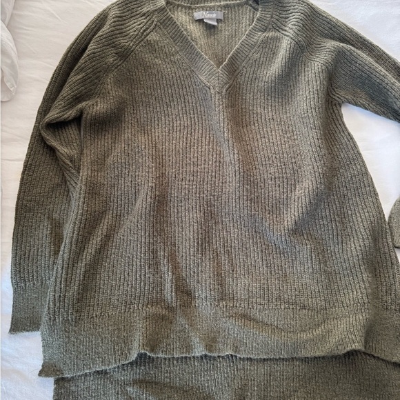 Natural reflections v neck dark green ribbed sweater size large like new - Picture 3 of 5